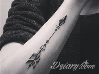 Tatuaże ze strzałami to bezpośredni symbol dynamiki zmian. Cienkie, zakończone jedynie szerszym motywem obrazy ze strzałką sugerowane są przede wszystkim na ozdobienie kończyn. Łydka, ramię, palce - na tych elementach tatuaże ze strzałami będą szczególnie interesujące. 