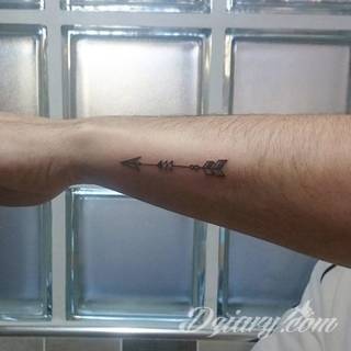 Tatuaże ze strzałami to bezpośredni symbol dynamiki zmian. Cienkie, zakończone jedynie szerszym motywem obrazy ze strzałką sugerowane są przede wszystkim na ozdobienie kończyn. Łydka, ramię, palce - na tych elementach tatuaże ze strzałami będą szczególnie interesujące. 