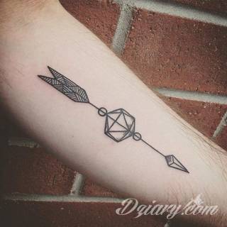 Tatuaże ze strzałami to bezpośredni symbol dynamiki zmian. Cienkie, zakończone jedynie szerszym motywem obrazy ze strzałką sugerowane są przede wszystkim na ozdobienie kończyn. Łydka, ramię, palce - na tych elementach tatuaże ze strzałami będą szczególnie interesujące. 