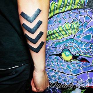 Tatuaże ze strzałami to bezpośredni symbol dynamiki zmian. Cienkie, zakończone jedynie szerszym motywem obrazy ze strzałką sugerowane są przede wszystkim na ozdobienie kończyn. Łydka, ramię, palce - na tych elementach tatuaże ze strzałami będą szczególnie interesujące. 