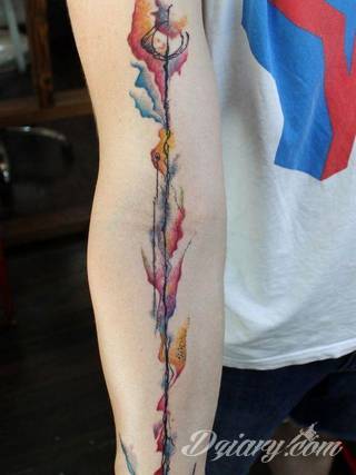 Tatuaże ze strzałami to bezpośredni symbol dynamiki zmian. Cienkie, zakończone jedynie szerszym motywem obrazy ze strzałką sugerowane są przede wszystkim na ozdobienie kończyn. Łydka, ramię, palce - na tych elementach tatuaże ze strzałami będą szczególnie interesujące. 