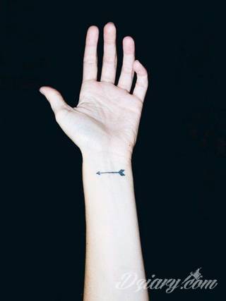 Tatuaże ze strzałami to bezpośredni symbol dynamiki zmian. Cienkie, zakończone jedynie szerszym motywem obrazy ze strzałką sugerowane są przede wszystkim na ozdobienie kończyn. Łydka, ramię, palce - na tych elementach tatuaże ze strzałami będą szczególnie interesujące. 