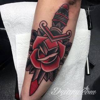 Tatuaże sztylet