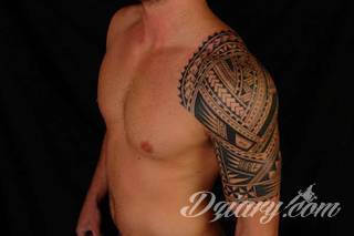 Tatuaże określane jako tribal to nawiązanie do plemiennych wierzeń maoryskich. Dziś oplatające ciała wzory to jeden z uniwersalnych motywów dostosowanych nie tylko do ciała męskiego. Tribal wygląda intrygująco również na ciele kobiecym - np. na smukłych udach. 