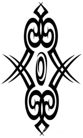 Tatuaże określane jako tribal to nawiązanie do plemiennych wierzeń maoryskich. Dziś oplatające ciała wzory to jeden z uniwersalnych motywów dostosowanych nie tylko do ciała męskiego. Tribal wygląda intrygująco również na ciele kobiecym - np. na smukłych udach. 