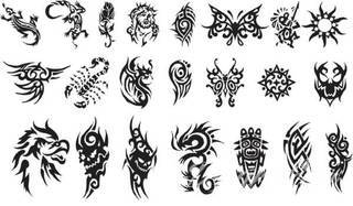 Tatuaże określane jako tribal to nawiązanie do plemiennych wierzeń maoryskich. Dziś oplatające ciała wzory to jeden z uniwersalnych motywów dostosowanych nie tylko do ciała męskiego. Tribal wygląda intrygująco również na ciele kobiecym - np. na smukłych udach. 