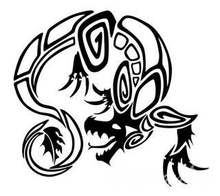 Tatuaże określane jako tribal to nawiązanie do plemiennych wierzeń maoryskich. Dziś oplatające ciała wzory to jeden z uniwersalnych motywów dostosowanych nie tylko do ciała męskiego. Tribal wygląda intrygująco również na ciele kobiecym - np. na smukłych udach. 