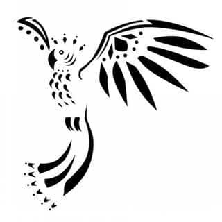 Tatuaże określane jako tribal to nawiązanie do plemiennych wierzeń maoryskich. Dziś oplatające ciała wzory to jeden z uniwersalnych motywów dostosowanych nie tylko do ciała męskiego. Tribal wygląda intrygująco również na ciele kobiecym - np. na smukłych udach. 