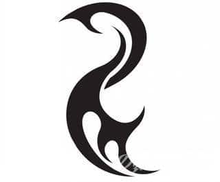 Tatuaże określane jako tribal to nawiązanie do plemiennych wierzeń maoryskich. Dziś oplatające ciała wzory to jeden z uniwersalnych motywów dostosowanych nie tylko do ciała męskiego. Tribal wygląda intrygująco również na ciele kobiecym - np. na smukłych udach. 