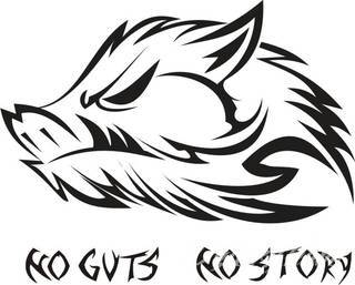 Tatuaże określane jako tribal to nawiązanie do plemiennych wierzeń maoryskich. Dziś oplatające ciała wzory to jeden z uniwersalnych motywów dostosowanych nie tylko do ciała męskiego. Tribal wygląda intrygująco również na ciele kobiecym - np. na smukłych udach. 