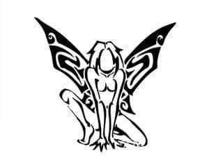 Tatuaże określane jako tribal to nawiązanie do plemiennych wierzeń maoryskich. Dziś oplatające ciała wzory to jeden z uniwersalnych motywów dostosowanych nie tylko do ciała męskiego. Tribal wygląda intrygująco również na ciele kobiecym - np. na smukłych udach. 