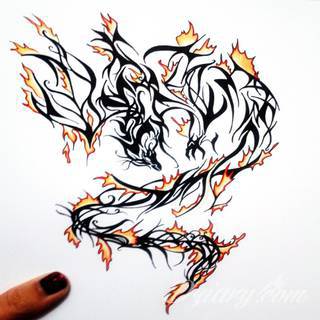 Tatuaże określane jako tribal to nawiązanie do plemiennych wierzeń maoryskich. Dziś oplatające ciała wzory to jeden z uniwersalnych motywów dostosowanych nie tylko do ciała męskiego. Tribal wygląda intrygująco również na ciele kobiecym - np. na smukłych udach. 