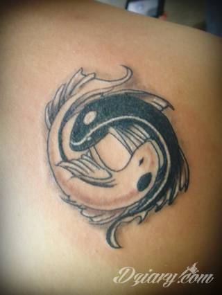 Tatuaże określane jako tribal to nawiązanie do plemiennych wierzeń maoryskich. Dziś oplatające ciała wzory to jeden z uniwersalnych motywów dostosowanych nie tylko do ciała męskiego. Tribal wygląda intrygująco również na ciele kobiecym - np. na smukłych udach. 