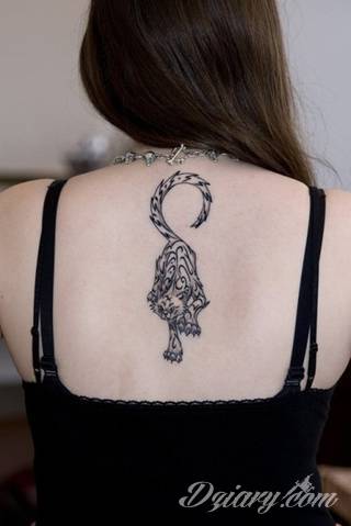 Tatuaże określane jako tribal to nawiązanie do plemiennych wierzeń maoryskich. Dziś oplatające ciała wzory to jeden z uniwersalnych motywów dostosowanych nie tylko do ciała męskiego. Tribal wygląda intrygująco również na ciele kobiecym - np. na smukłych udach. 
