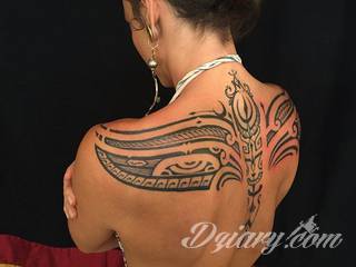 Tatuaże określane jako tribal to nawiązanie do plemiennych wierzeń maoryskich. Dziś oplatające ciała wzory to jeden z uniwersalnych motywów dostosowanych nie tylko do ciała męskiego. Tribal wygląda intrygująco również na ciele kobiecym - np. na smukłych udach. 