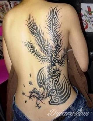 Tatuaże określane jako tribal to nawiązanie do plemiennych wierzeń maoryskich. Dziś oplatające ciała wzory to jeden z uniwersalnych motywów dostosowanych nie tylko do ciała męskiego. Tribal wygląda intrygująco również na ciele kobiecym - np. na smukłych udach. 