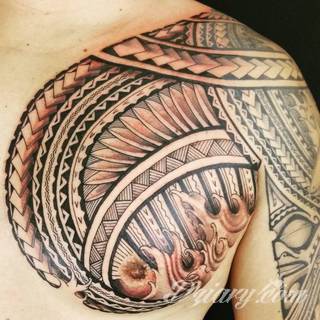 Tatuaże określane jako tribal to nawiązanie do plemiennych wierzeń maoryskich. Dziś oplatające ciała wzory to jeden z uniwersalnych motywów dostosowanych nie tylko do ciała męskiego. Tribal wygląda intrygująco również na ciele kobiecym - np. na smukłych udach. 