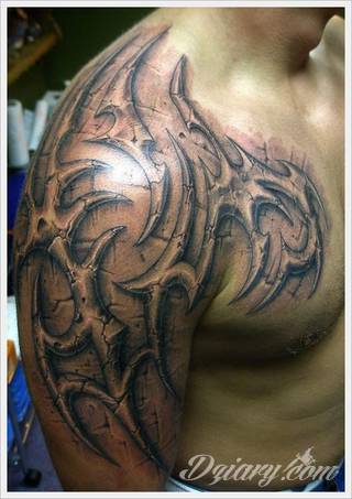 Tatuaże określane jako tribal to nawiązanie do plemiennych wierzeń maoryskich. Dziś oplatające ciała wzory to jeden z uniwersalnych motywów dostosowanych nie tylko do ciała męskiego. Tribal wygląda intrygująco również na ciele kobiecym - np. na smukłych udach. 