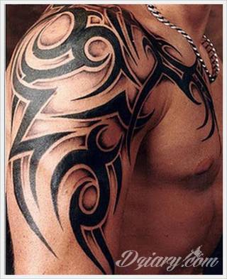 Tatuaże określane jako tribal to nawiązanie do plemiennych wierzeń maoryskich. Dziś oplatające ciała wzory to jeden z uniwersalnych motywów dostosowanych nie tylko do ciała męskiego. Tribal wygląda intrygująco również na ciele kobiecym - np. na smukłych udach. 