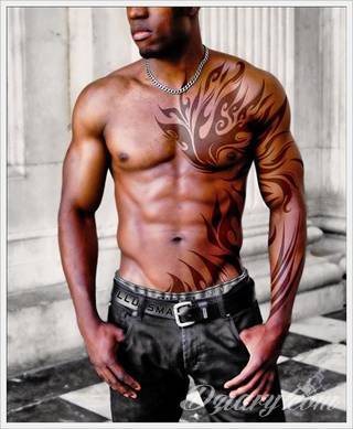 Tatuaże określane jako tribal to nawiązanie do plemiennych wierzeń maoryskich. Dziś oplatające ciała wzory to jeden z uniwersalnych motywów dostosowanych nie tylko do ciała męskiego. Tribal wygląda intrygująco również na ciele kobiecym - np. na smukłych udach. 