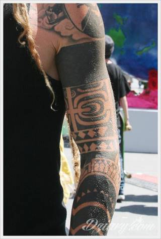 Tatuaże określane jako tribal to nawiązanie do plemiennych wierzeń maoryskich. Dziś oplatające ciała wzory to jeden z uniwersalnych motywów dostosowanych nie tylko do ciała męskiego. Tribal wygląda intrygująco również na ciele kobiecym - np. na smukłych udach. 