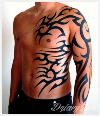 Tatuaże określane jako tribal to nawiązanie do plemiennych wierzeń maoryskich. Dziś oplatające ciała wzory to jeden z uniwersalnych motywów dostosowanych nie tylko do ciała męskiego. Tribal wygląda intrygująco również na ciele kobiecym - np. na smukłych udach. 