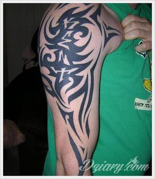 Tatuaże określane jako tribal to nawiązanie do plemiennych wierzeń maoryskich. Dziś oplatające ciała wzory to jeden z uniwersalnych motywów dostosowanych nie tylko do ciała męskiego. Tribal wygląda intrygująco również na ciele kobiecym - np. na smukłych udach. 