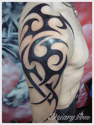 Tatuaże określane jako tribal to nawiązanie do plemiennych wierzeń maoryskich. Dziś oplatające ciała wzory to jeden z uniwersalnych motywów dostosowanych nie tylko do ciała męskiego. Tribal wygląda intrygująco również na ciele kobiecym - np. na smukłych udach. 