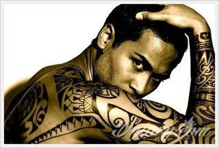 Tatuaże określane jako tribal to nawiązanie do plemiennych wierzeń maoryskich. Dziś oplatające ciała wzory to jeden z uniwersalnych motywów dostosowanych nie tylko do ciała męskiego. Tribal wygląda intrygująco również na ciele kobiecym - np. na smukłych udach. 