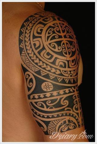 Tatuaże określane jako tribal to nawiązanie do plemiennych wierzeń maoryskich. Dziś oplatające ciała wzory to jeden z uniwersalnych motywów dostosowanych nie tylko do ciała męskiego. Tribal wygląda intrygująco również na ciele kobiecym - np. na smukłych udach. 