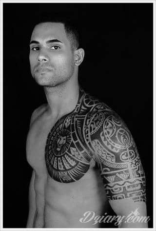 Tatuaże określane jako tribal to nawiązanie do plemiennych wierzeń maoryskich. Dziś oplatające ciała wzory to jeden z uniwersalnych motywów dostosowanych nie tylko do ciała męskiego. Tribal wygląda intrygująco również na ciele kobiecym - np. na smukłych udach. 