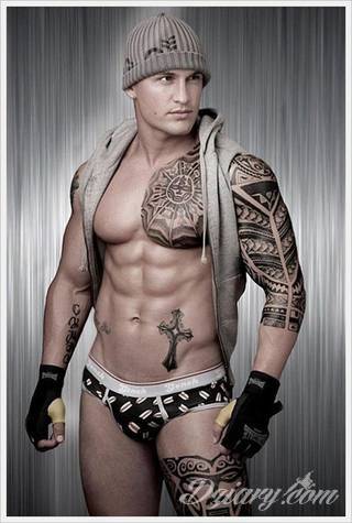 Tatuaże określane jako tribal to nawiązanie do plemiennych wierzeń maoryskich. Dziś oplatające ciała wzory to jeden z uniwersalnych motywów dostosowanych nie tylko do ciała męskiego. Tribal wygląda intrygująco również na ciele kobiecym - np. na smukłych udach. 