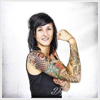 Tatuaże określane jako tribal to nawiązanie do plemiennych wierzeń maoryskich. Dziś oplatające ciała wzory to jeden z uniwersalnych motywów dostosowanych nie tylko do ciała męskiego. Tribal wygląda intrygująco również na ciele kobiecym - np. na smukłych udach. 