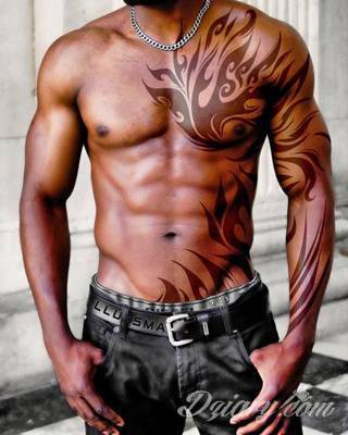 Tatuaże określane jako tribal to nawiązanie do plemiennych wierzeń maoryskich. Dziś oplatające ciała wzory to jeden z uniwersalnych motywów dostosowanych nie tylko do ciała męskiego. Tribal wygląda intrygująco również na ciele kobiecym - np. na smukłych udach. 