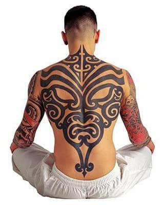 Tatuaże określane jako tribal to nawiązanie do plemiennych wierzeń maoryskich. Dziś oplatające ciała wzory to jeden z uniwersalnych motywów dostosowanych nie tylko do ciała męskiego. Tribal wygląda intrygująco również na ciele kobiecym - np. na smukłych udach. 