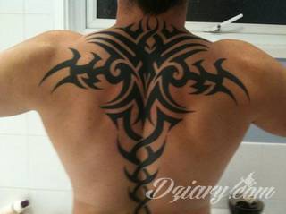 Tatuaże określane jako tribal to nawiązanie do plemiennych wierzeń maoryskich. Dziś oplatające ciała wzory to jeden z uniwersalnych motywów dostosowanych nie tylko do ciała męskiego. Tribal wygląda intrygująco również na ciele kobiecym - np. na smukłych udach. 