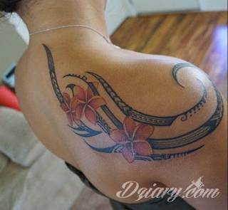 Tatuaże określane jako tribal to nawiązanie do plemiennych wierzeń maoryskich. Dziś oplatające ciała wzory to jeden z uniwersalnych motywów dostosowanych nie tylko do ciała męskiego. Tribal wygląda intrygująco również na ciele kobiecym - np. na smukłych udach. 