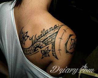 Tatuaże określane jako tribal to nawiązanie do plemiennych wierzeń maoryskich. Dziś oplatające ciała wzory to jeden z uniwersalnych motywów dostosowanych nie tylko do ciała męskiego. Tribal wygląda intrygująco również na ciele kobiecym - np. na smukłych udach. 