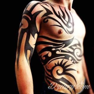 Tatuaże określane jako tribal to nawiązanie do plemiennych wierzeń maoryskich. Dziś oplatające ciała wzory to jeden z uniwersalnych motywów dostosowanych nie tylko do ciała męskiego. Tribal wygląda intrygująco również na ciele kobiecym - np. na smukłych udach. 