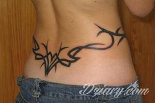 Tatuaże określane jako tribal to nawiązanie do plemiennych wierzeń maoryskich. Dziś oplatające ciała wzory to jeden z uniwersalnych motywów dostosowanych nie tylko do ciała męskiego. Tribal wygląda intrygująco również na ciele kobiecym - np. na smukłych udach. 