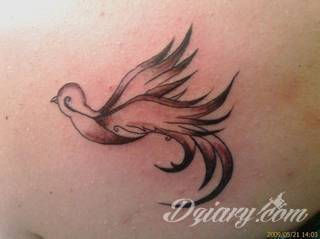 Tatuaże określane jako tribal to nawiązanie do plemiennych wierzeń maoryskich. Dziś oplatające ciała wzory to jeden z uniwersalnych motywów dostosowanych nie tylko do ciała męskiego. Tribal wygląda intrygująco również na ciele kobiecym - np. na smukłych udach. 