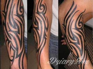 Tatuaże określane jako tribal to nawiązanie do plemiennych wierzeń maoryskich. Dziś oplatające ciała wzory to jeden z uniwersalnych motywów dostosowanych nie tylko do ciała męskiego. Tribal wygląda intrygująco również na ciele kobiecym - np. na smukłych udach. 