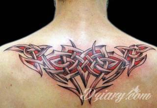 Tatuaże określane jako tribal to nawiązanie do plemiennych wierzeń maoryskich. Dziś oplatające ciała wzory to jeden z uniwersalnych motywów dostosowanych nie tylko do ciała męskiego. Tribal wygląda intrygująco również na ciele kobiecym - np. na smukłych udach. 