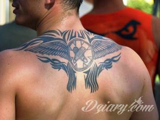 Tatuaże określane jako tribal to nawiązanie do plemiennych wierzeń maoryskich. Dziś oplatające ciała wzory to jeden z uniwersalnych motywów dostosowanych nie tylko do ciała męskiego. Tribal wygląda intrygująco również na ciele kobiecym - np. na smukłych udach. 