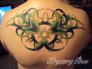 Tatuaże określane jako tribal to nawiązanie do plemiennych wierzeń maoryskich. Dziś oplatające ciała wzory to jeden z uniwersalnych motywów dostosowanych nie tylko do ciała męskiego. Tribal wygląda intrygująco również na ciele kobiecym - np. na smukłych udach. 