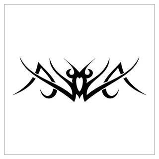 Tatuaże określane jako tribal to nawiązanie do plemiennych wierzeń maoryskich. Dziś oplatające ciała wzory to jeden z uniwersalnych motywów dostosowanych nie tylko do ciała męskiego. Tribal wygląda intrygująco również na ciele kobiecym - np. na smukłych udach. 