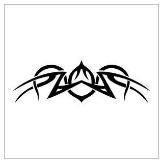 Tatuaże określane jako tribal to nawiązanie do plemiennych wierzeń maoryskich. Dziś oplatające ciała wzory to jeden z uniwersalnych motywów dostosowanych nie tylko do ciała męskiego. Tribal wygląda intrygująco również na ciele kobiecym - np. na smukłych udach. 