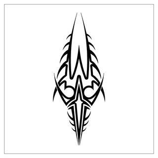 Tatuaże określane jako tribal to nawiązanie do plemiennych wierzeń maoryskich. Dziś oplatające ciała wzory to jeden z uniwersalnych motywów dostosowanych nie tylko do ciała męskiego. Tribal wygląda intrygująco również na ciele kobiecym - np. na smukłych udach. 