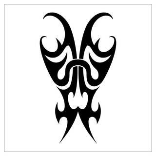 Tatuaże określane jako tribal to nawiązanie do plemiennych wierzeń maoryskich. Dziś oplatające ciała wzory to jeden z uniwersalnych motywów dostosowanych nie tylko do ciała męskiego. Tribal wygląda intrygująco również na ciele kobiecym - np. na smukłych udach. 