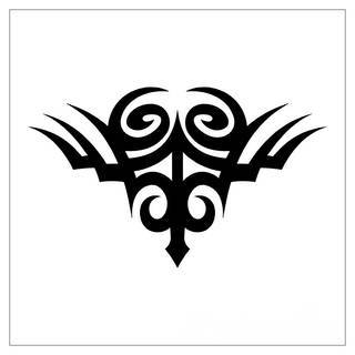 Tatuaże określane jako tribal to nawiązanie do plemiennych wierzeń maoryskich. Dziś oplatające ciała wzory to jeden z uniwersalnych motywów dostosowanych nie tylko do ciała męskiego. Tribal wygląda intrygująco również na ciele kobiecym - np. na smukłych udach. 